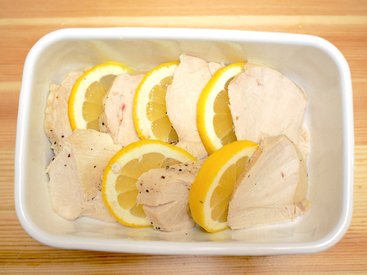 完成後、鍋に入れたまま15分ほど冷ましてカット。お好みで輪切りレモンを添える