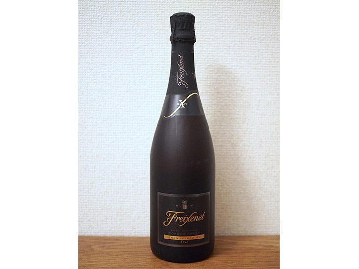 「フレシネ コルドン ネグロ」（1700円・税抜）は、黒い摺りガラス瓶が目印