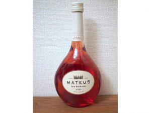 「マテウス ロゼ」（970円）は、おしゃれなデザインボトルも特徴。もともとは第一次世界大戦の兵士のフラスコ（水筒）がモチーフだったそう