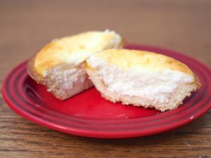 北海道産を主に厳選したクリームチーズを使用。クッキー生地は、タルトだけで1回焼き、ムースをのせてもう1回焼いている