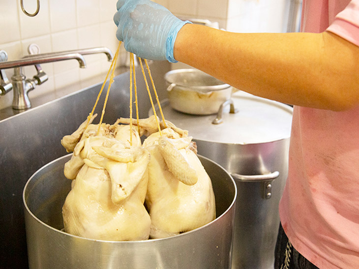 じっくりと低温で煮る丸ごとの鶏。店頭で調理しているので、鶏の良い香りが広がる
