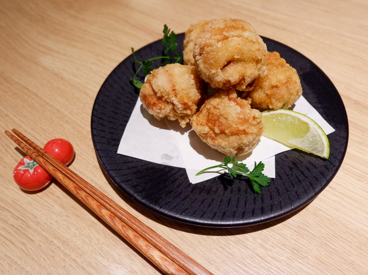 中津からあげ(880円)。まんまるでかわいらしいルックス。
