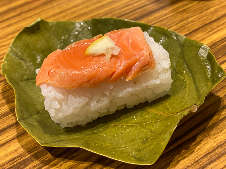 新幹線で食べた『金澤　玉寿司』の「柿の葉寿司」の鮭