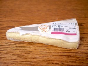 「フランス 熟成ブリー」（180g 799円）は、クセがなく食べやすいチーズの代表格。熟成が進むほど内部がとろける
