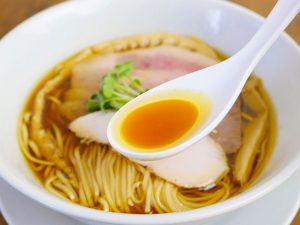 鶏出汁ベースの清湯系スープ
