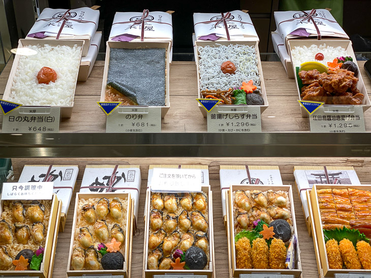 『米屋』は、広島に本店があり、地元の地御前牡蠣と、宮島沖合で収穫された穴子を使ったお弁当をメインに販売している