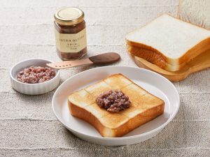 『食パン専門店 高匠』の「湯種食パンTokyo Rich」（2斤1本850円）と「小倉バター」（1瓶600円）