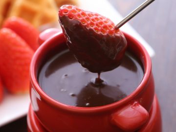 お取り寄せで楽しむバレンタイン！ 「朝採りいちごのチョコフォンデュ」の魅力とは？
