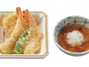 「天ぷら小鉢」250円。「揚げ物が欲しいな」と思ったときにちょうどいいサイズ。サクッと揚がった海老と野菜を楽しめます
