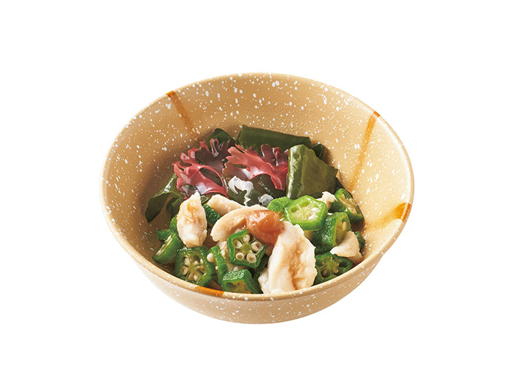 「蒸し鶏と海藻のぽん酢和え」120円。さっぱりとした味わいで箸休めにもおすすめ
