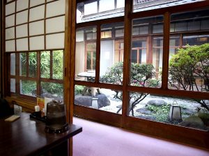 中庭の日本庭園が見えるお座敷席で食べるオムライス