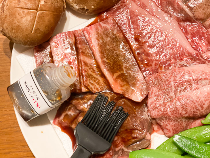 付属のハケで、牛ハラミに下味の専用肉だれを塗ります