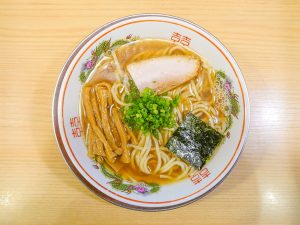 「朝ラー（具あり）」700円。煮干しの優しい香りに包まれる～