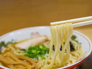 朝ラーメンに使う面は中太ストレートの自家製麺。1人前で茹で前150g