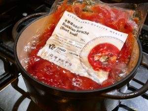 写真は「冬野菜のボルシチ」。商品がしっかり浸るお鍋に入れましょう