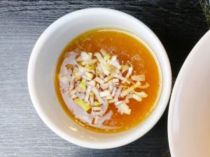 納豆まぜそば専用スープ。ラーメンのスープではなく、このまぜそばのためだけに作っている