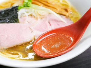 魚介7:ガラ3のスープは、澄んだ中にも豊かな旨みが。どこか品を感じるスッキリ味