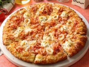 『PIZZA-LA』の「桜海老のシーフードピザ」25cm（M） 2780円／36cm（L） 4380円。販売期間：3／4～