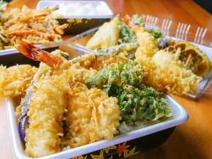 蓋が閉まらない！ 御徒町『天正』のデカ盛り天丼弁当を買ってみた