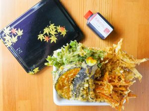 「やさい弁当」900円。ゴハンと別盛りの「やさい定食弁当」1100円もある
