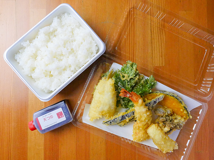 「天ぷら定食弁当」1350円。こっちはたれではなく天つゆがボトルに