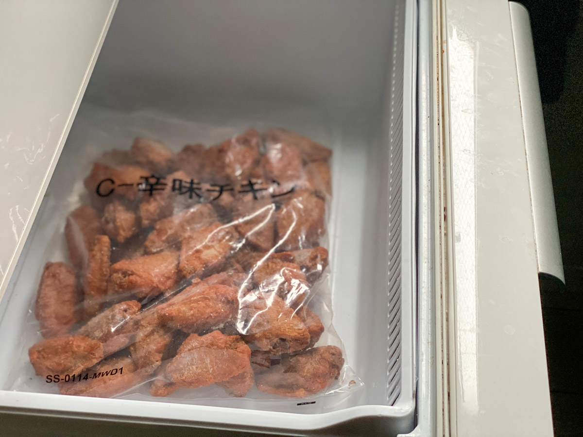 最近は、冷凍庫に「辛味チキン」を常備。撮影用にほかの食材を出しましたが、見ての通り、けっこう場所を取ります