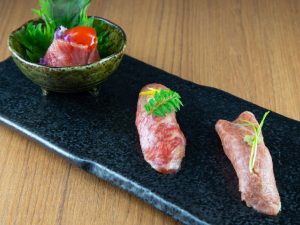 「特選肉寿司三種盛り」3190円（税込）。左からサーロイン、シャトーブリアン、カイノミ