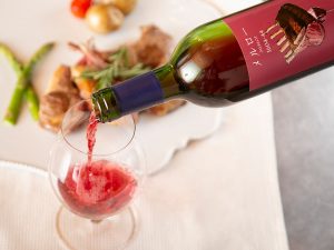 春らしい淡めのワイン色が特徴