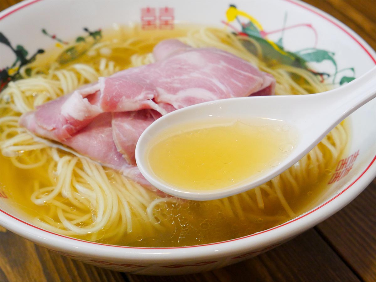 スッキリとした味わいの中に旨みや甘みを感じられる透明感のあるスープ