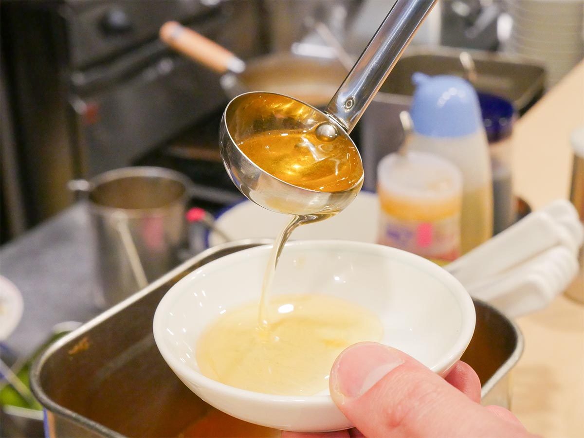 スープと麺の間を絶妙に繋ぐ香味油