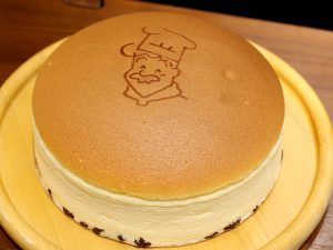 大阪名物「りくろーおじさんのチーズケーキ」は『陸カフェROOM』の“超焼きたて”を食べるのが正解！