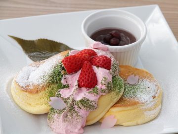 日本の春をスイーツで満喫！『幸せのパンケーキ』の4月限定“桜風味のパンケーキ”とは？