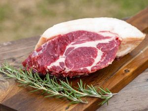 今回の主人公のイノシシ肉。「『イノシシ肉』ぼたん鍋用セット」の他、ブロック肉、スライス肉、ひき肉（スネ）なども「肉道」で購入できます
