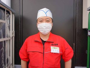 『角上魚類』業務部惣菜指導課・課長、佐藤光徳さん。角上魚類の本拠地・新潟県出身で、2001年に入社。会長から「好きにやれぇい」と言われて以来、角上魚類の惣菜を提案し続けているそうです