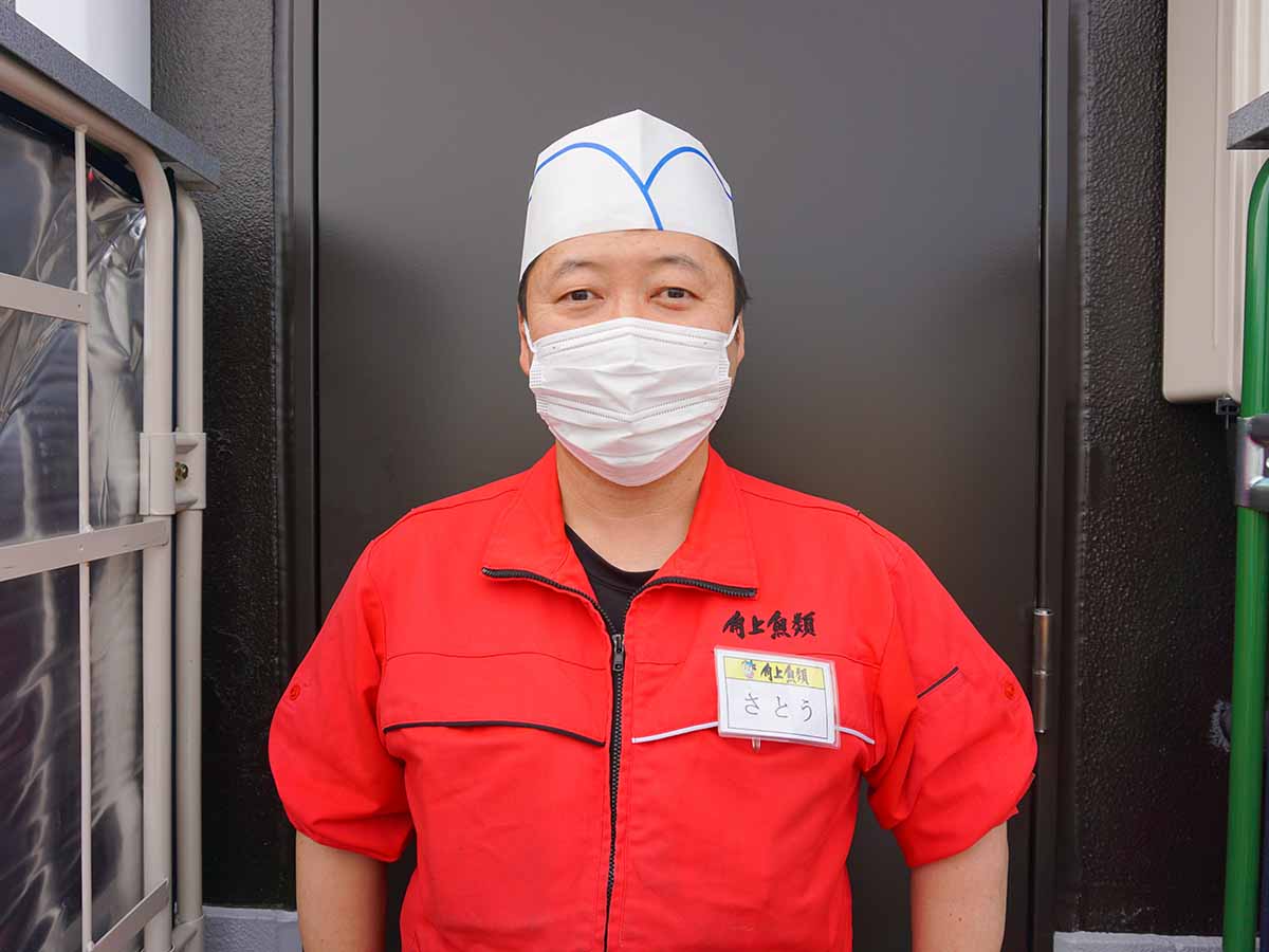 『角上魚類』業務部惣菜指導課・課長、佐藤光徳さん。角上魚類の本拠地・新潟県出身で、2001年に入社。会長から「好きにやれぇい」と言われて以来、角上魚類の惣菜を提案し続けているそうです