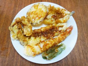 「海鮮弁当」（580円）の天ぷらだけを取り出したもの。新鮮な素材と、絶妙な調理が活かされています