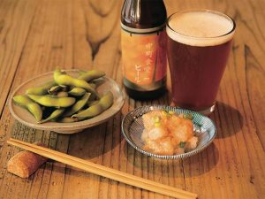 「えびの塩辛」と「山椒香る枝豆」、「イナヅマビール 東京smooth2020」。