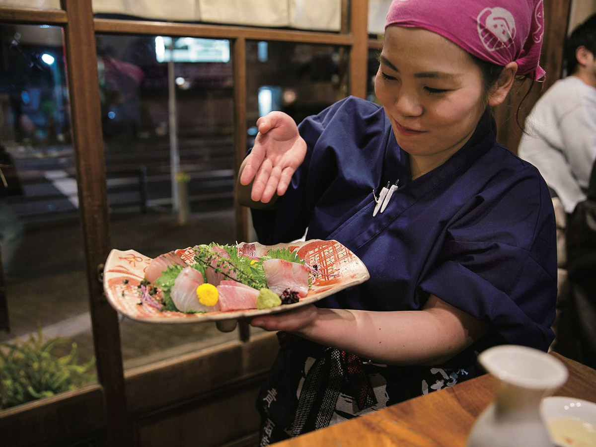 「刺盛（ハーフ）」は店一番のおすすめ料理。この日は銚子の天然真鯛、大分の縞鯵、仙崎の鰤、鰆の焼霜造りなど