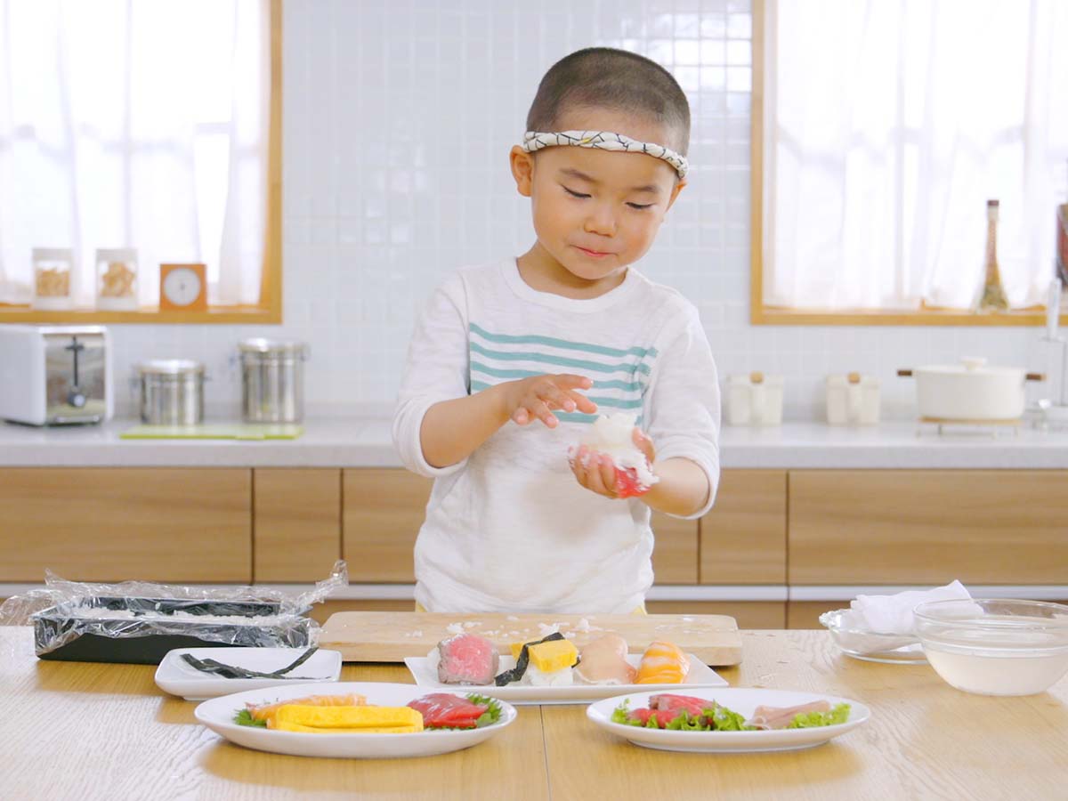 子どもが握るお寿司屋さん 自宅を寿司屋に変えるアイデア満載のミツカンの動画が面白い ページ 2 食楽web