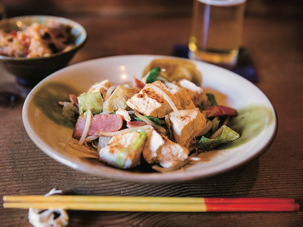 本場・沖縄仕込みの「豆腐チャンプルー」には、自家製のコーレーグスをたらすと美味しさが増す