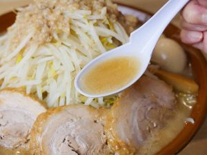 スープは最初は透明、途中から脂が溶け出して濃厚まったりに。豚ダシなので豚骨よりも若干軽やか
