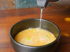 閉めはもちろん割りスープ。だがこの時点でお腹は限界ギリギリ。つけ汁のお代わりで1,4kg超え、そして割りスープで1.5kg超えたかも