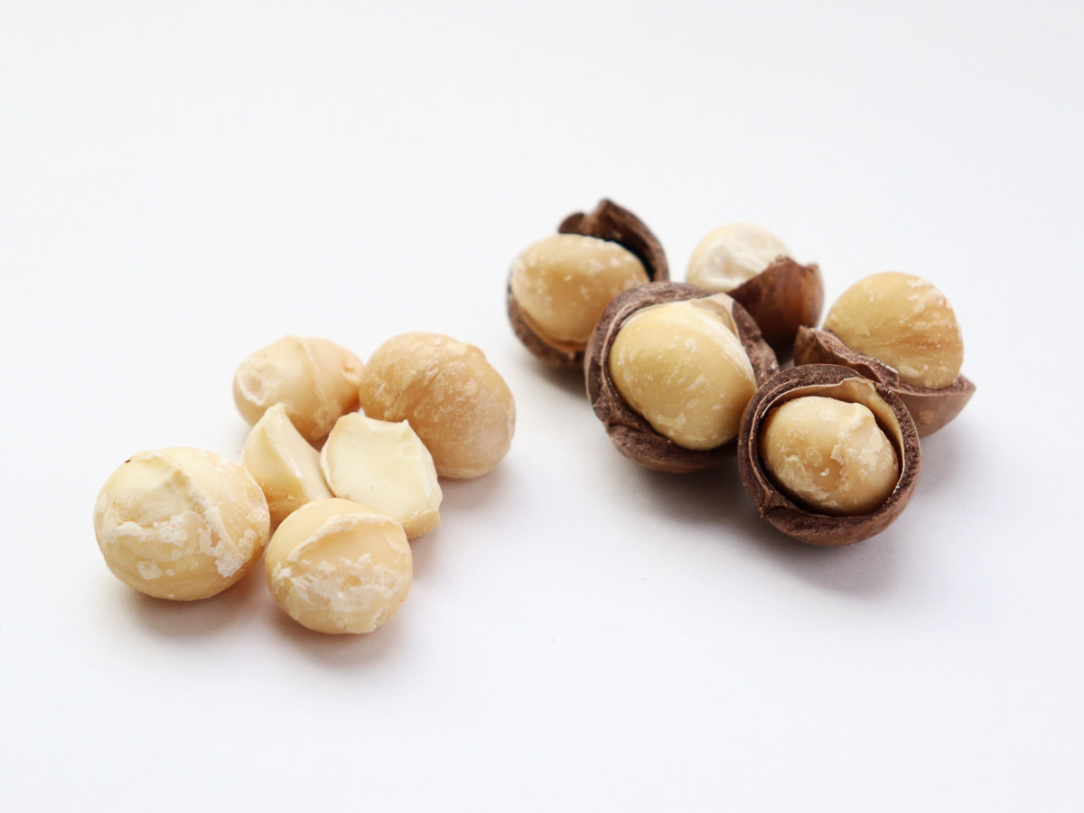 マカダミアナッツのチョコレートやポップコーンは、どちらも腸内環境を整える栄養成分を含む食品。男性ホルモンの分泌低下を防げる効果が期待できる