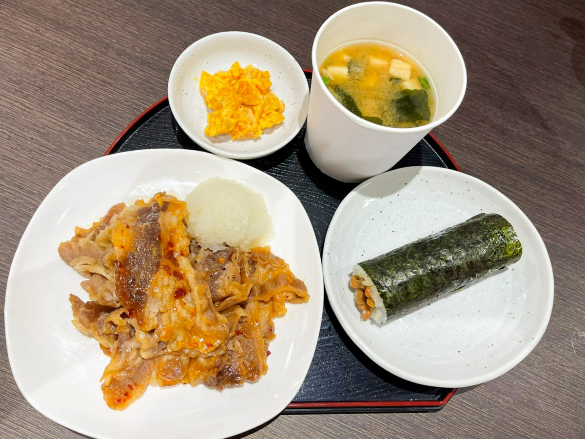 夕食メニューの一例。右手前から時計回りに、納豆巻き、牛カルビ焼き＋大根おろし、カボチャサラダ、味噌汁