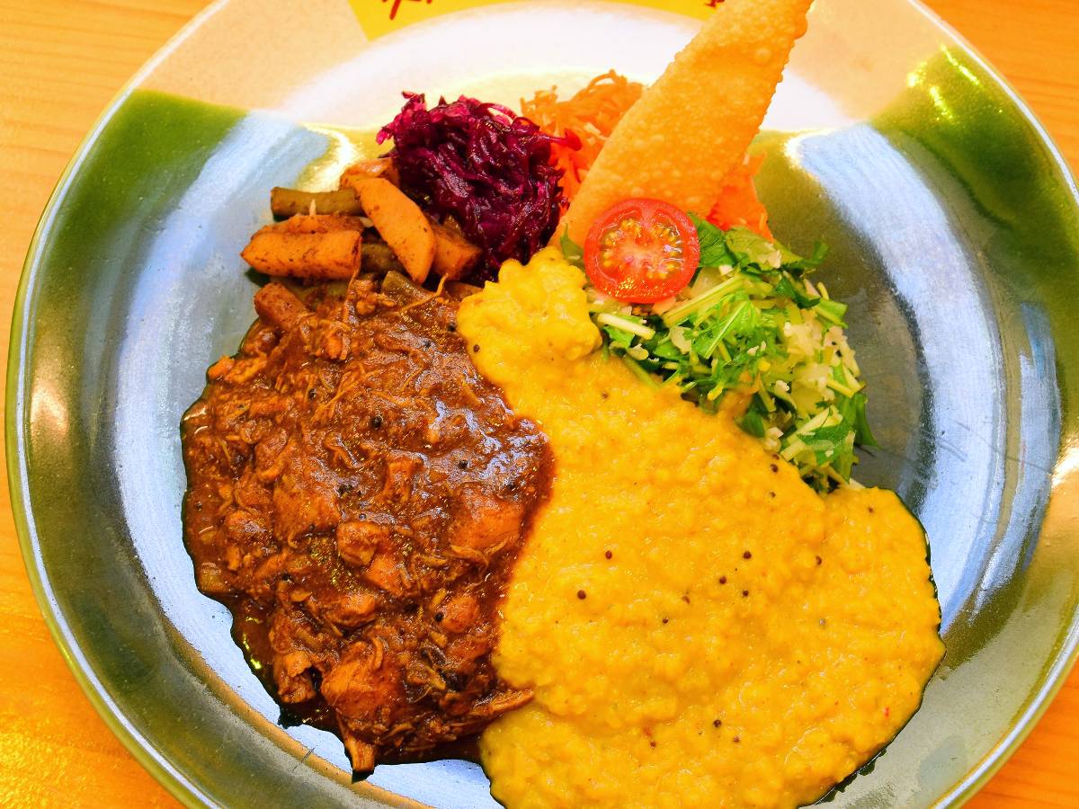 “朝カレー”が話題の『スパイスカレー食堂』（四ツ谷）の「スリランカカレー」を食べてきた！