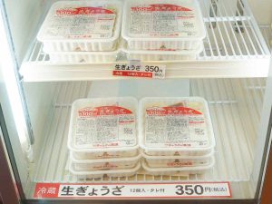 持ち帰り用の冷蔵生餃子は、毎朝坂戸工場で作られた新鮮なもの。店内で提供している焼餃子も同じものだそう（一部、冷凍もあり）