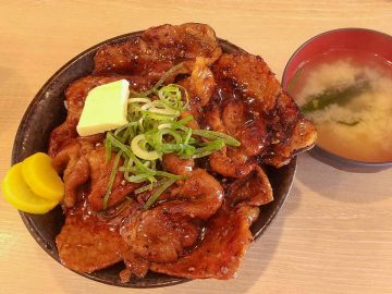 『すた丼屋』の伝説的メニューが新化！ 期間限定の「北海道すた丼」を食べてきた