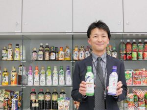 キッコーマン食品（株）プロダクト・マネジャー室しょうゆ・みりんグループの伊藤夏大さん。同社の容器の歴史について話をお聞きしました