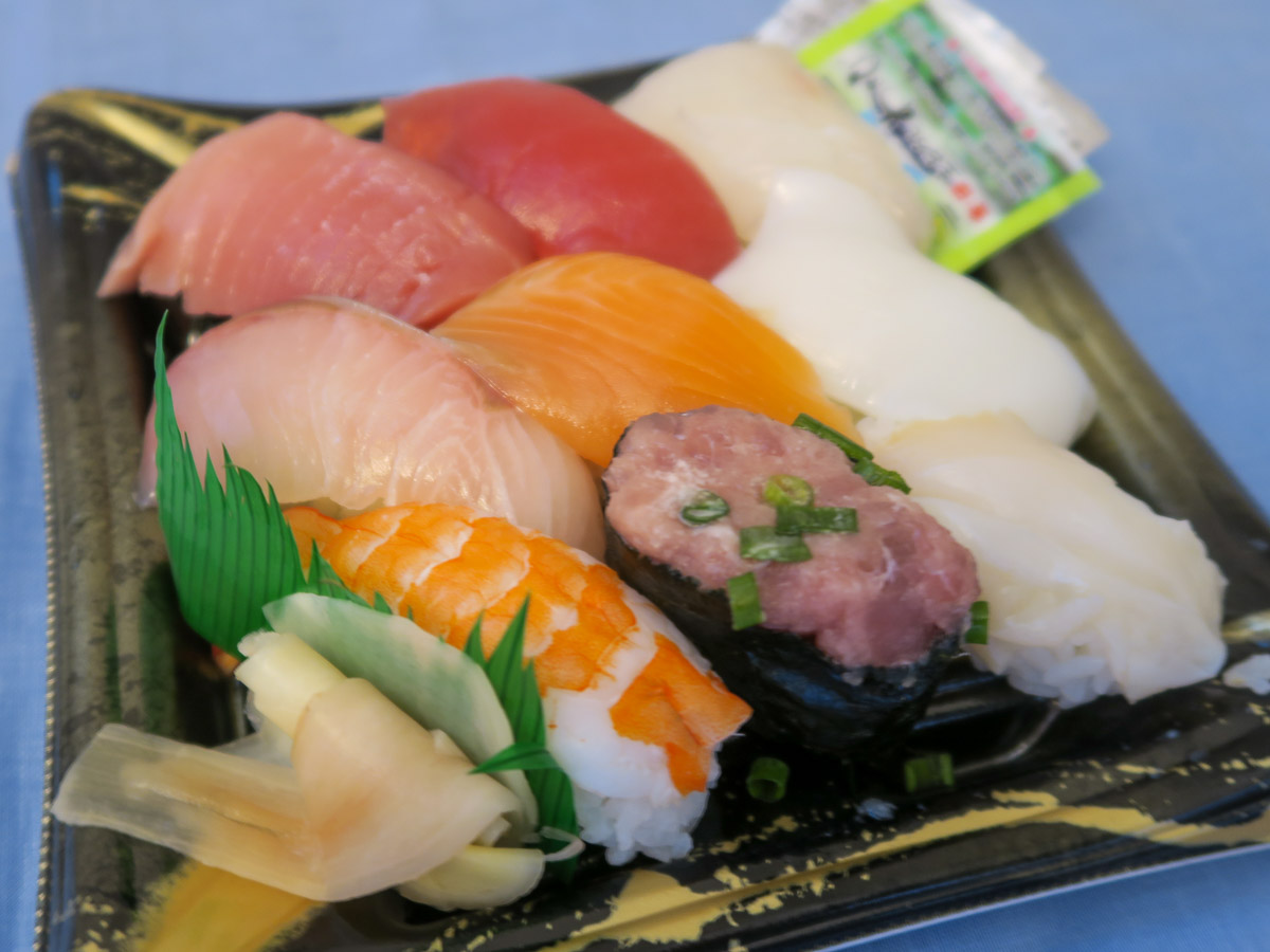「国産生本鮪2貫と海鮮7種の寿司」（1028円）は、生本鮪赤身、生本鮪中トロ、ねぎとろ軍艦、鯛、ブリ、とり貝、サーモン、いか、エビが入っている