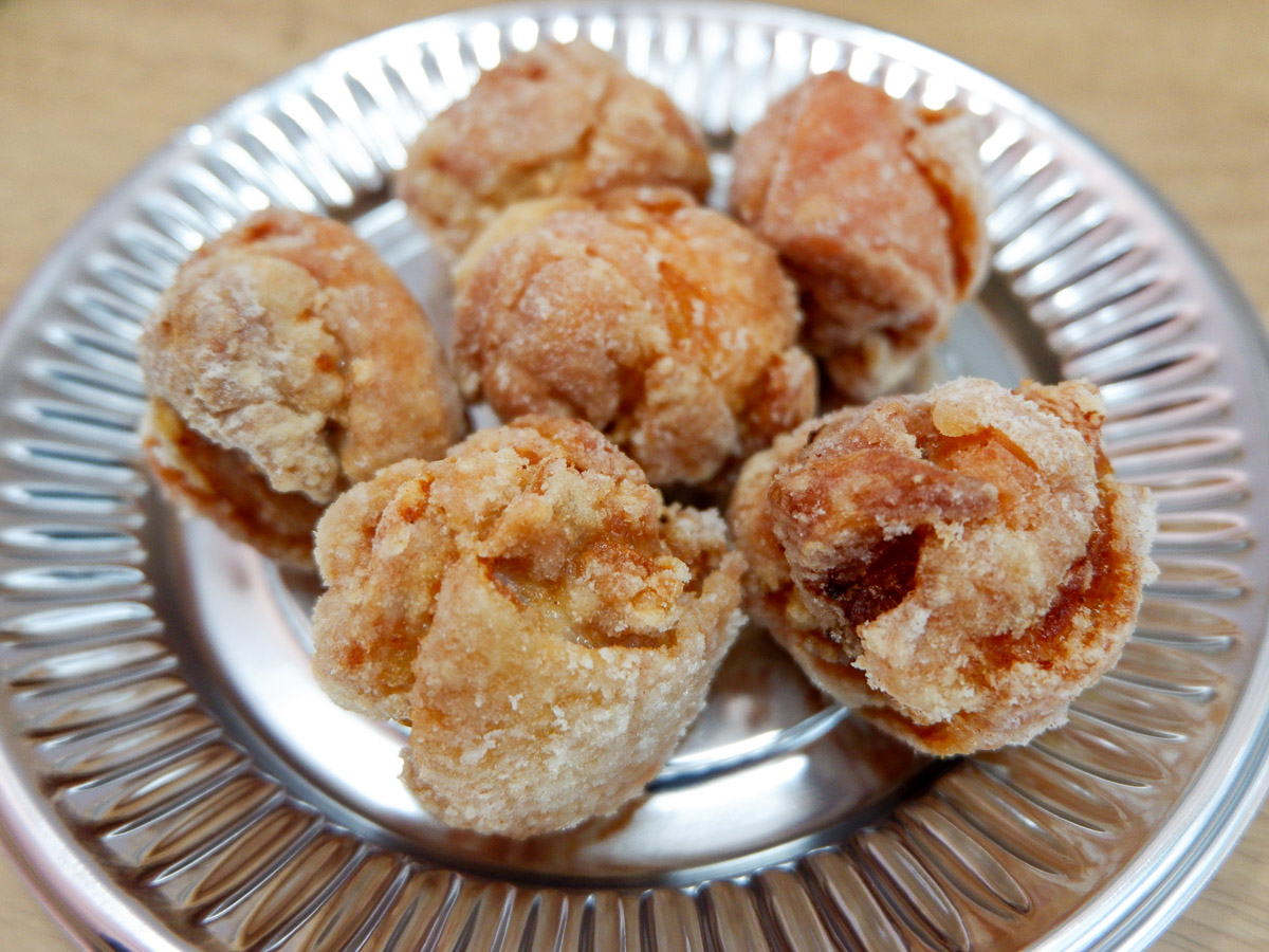 一番人気の「骨無しもも」(100g・310円。写真は200g)。丸くてかわいいルックスです
